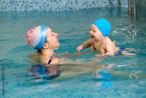 Foto Early age swimming in pool