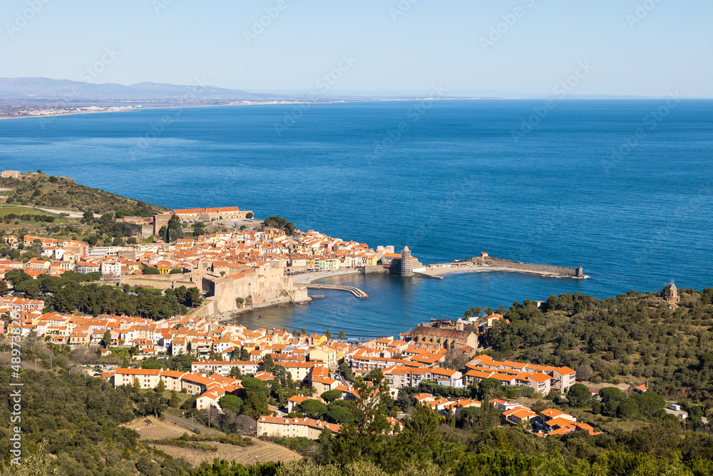 Vue sur Collioure et sa baie au bord de la Méditerranée (Occitanie, France)