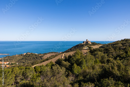 Vue sur le Fort Saint-Elme et la Côte Vermeille depuis les terres (Occitanie, France) © Ldgfr Photos