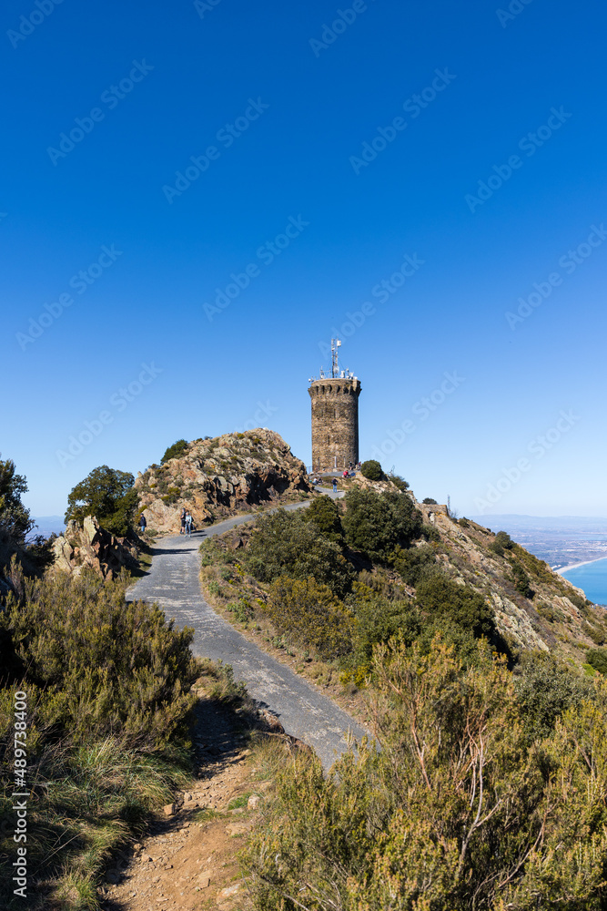 Vue sur la Tour Madeloc à 650 mètres de hauteur dans le massif des Albères (Occitanie, France)