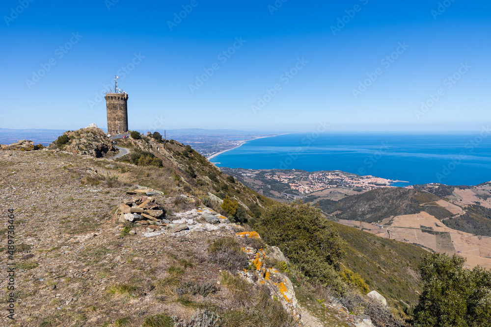 Vue sur la Tour Madeloc surplombant Collioure et la côte méditerranéenne (Occitanie, France)