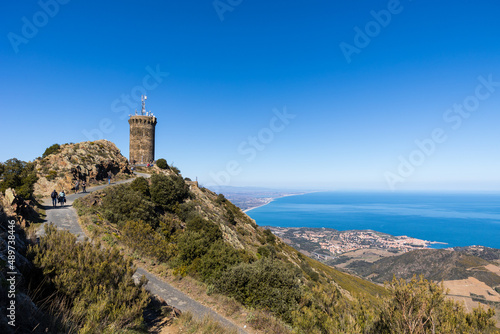 Vue sur la Tour Madeloc surplombant Collioure et la côte méditerranéenne (Occitanie, France)
