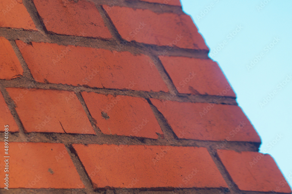 Obraz premium Old brick wall against the sky