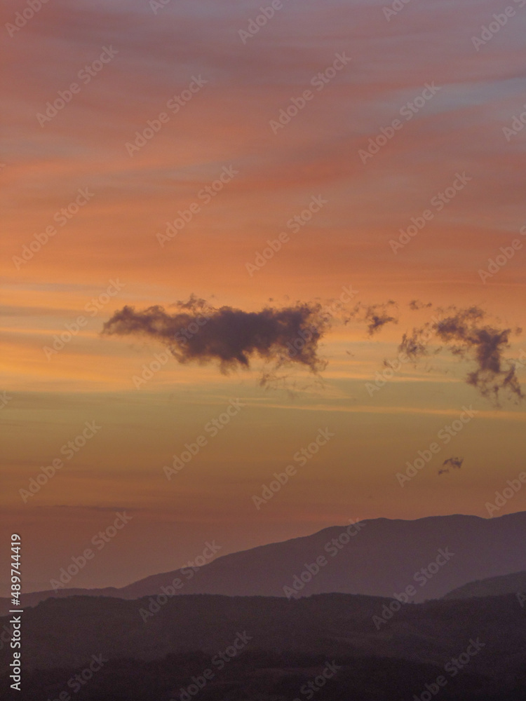 Atardecer con gran variedad de colores y unas nubes con diversas formas de primer plano, un paisaje con vista a Puntarenas de Costa Rica desde Magallanes de San Ramón Alajuela, la cuna de atardeceres. Atardecer con gran variedad de colores y unas nubes con diversas formas de primer plano, un paisaje con vista a Puntarenas de Costa Rica desde Magallanes de San Ramón Alajuela, la cuna de atardeceres.