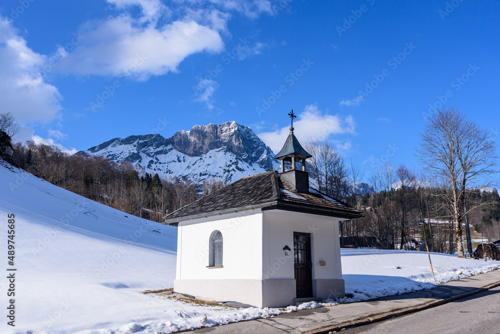 Kapelle im Schnee vor Untersberg in Untergern