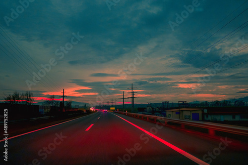sur la route à la tombée de la nuit © Pyc Assaut