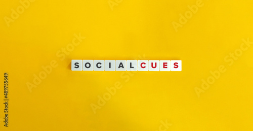 Tableau sur toile Social Cues Phrase on Letter Tiles on Yellow Background