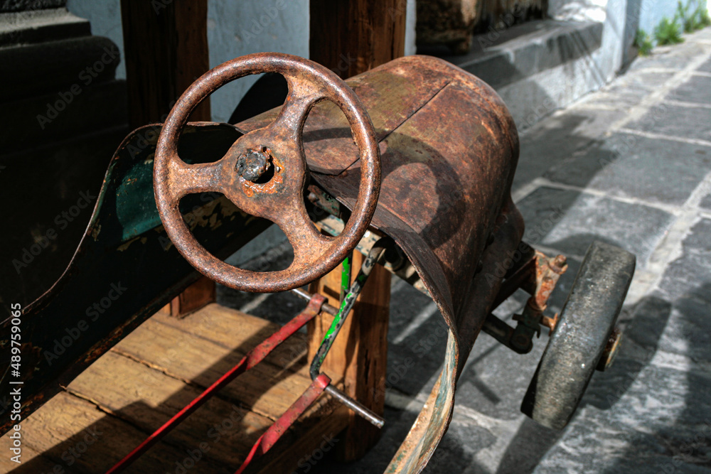 Carrito de pedales oxidado