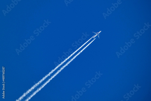 Fotografiet airplane in the blue sky