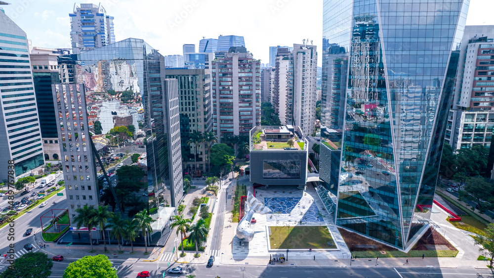 Foto de Aerial view of Avenida Brigadeiro Faria Lima, Itaim Bibi. Iconic commercial buildings in the background. With mirrored glass do Stock🐕 Descubra como jogar no SportingBet