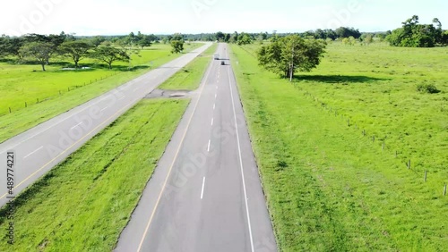 Cancha desde el cielo, hermosa autopista con verde a los lados