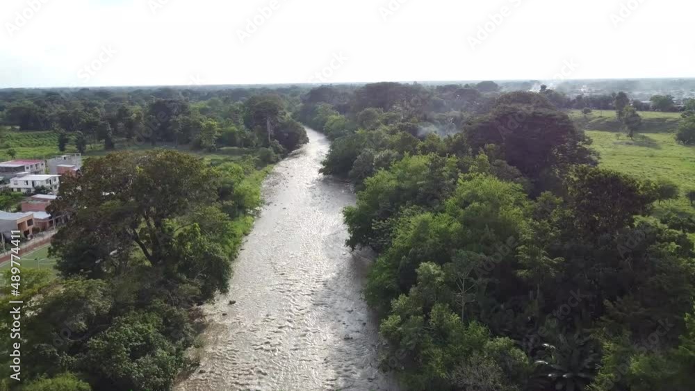 Hermoso río empedrado a lo largo del valle. Puente para cruzar Hermoso río empedrado a lo largo del valle. Puente para cruzar
