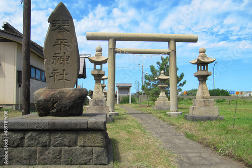 琴平神社の石標と鳥居／日本新潟県上越市