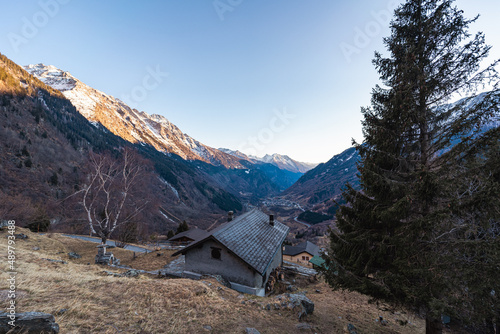 Graubünden im Februar, Region Moesa. Europastrasse 43 E43. Blickpunkt Parking Camou San-Bernardino-Pass