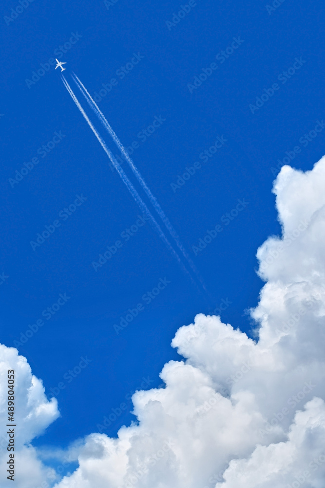 夏の青空と飛行機雲 夏の青空と飛行機雲