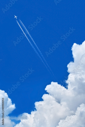 夏の青空と飛行機雲