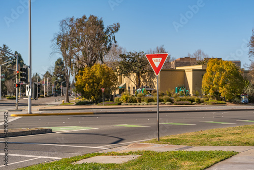 Foto Yield sign on the road.
