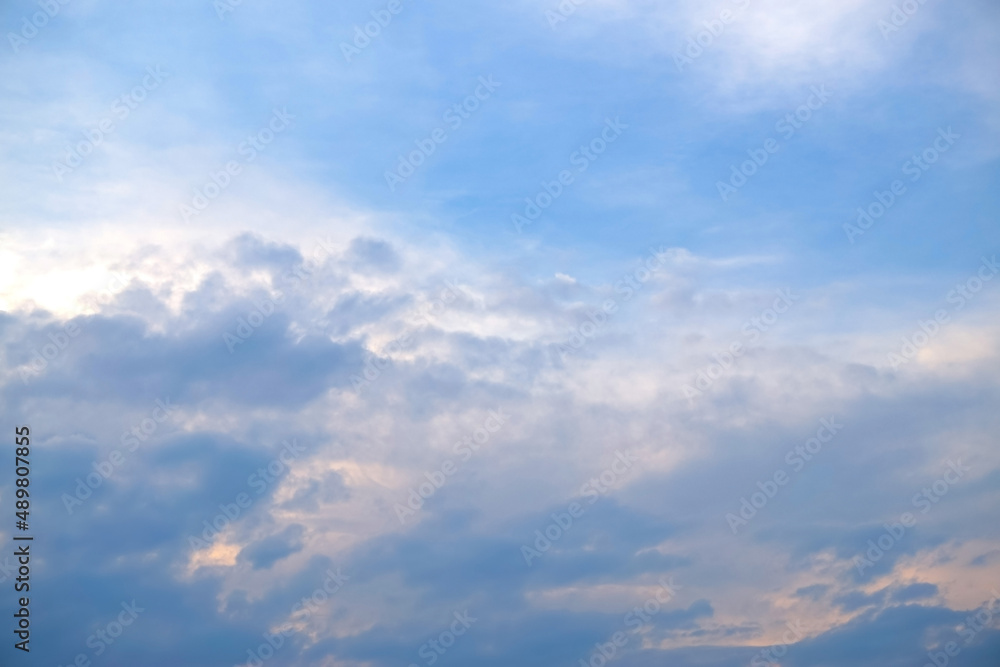 朝焼に淡く染まる雲と青い空