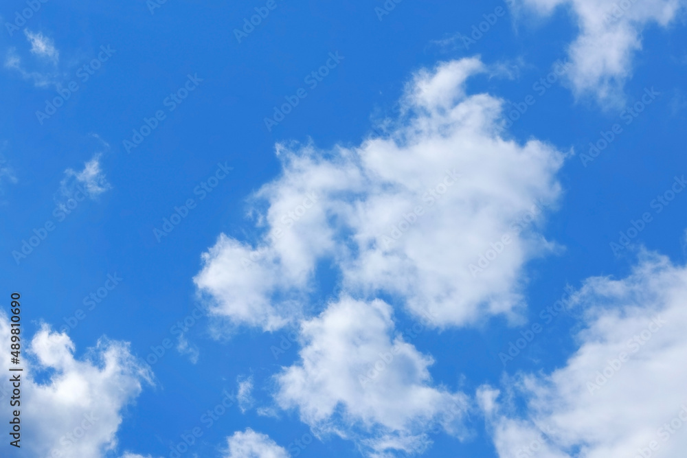 青空に千切れて舞う雲 青空に千切れて舞う雲