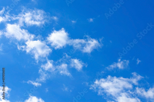 青空に浮かぶ疎らな雲