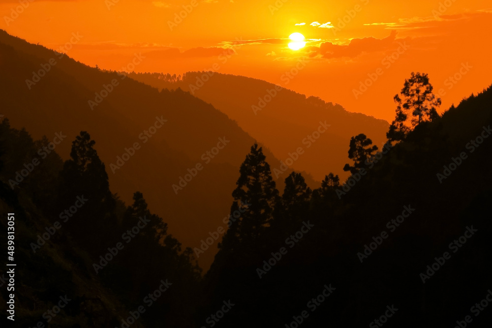 夕日と山のシルエット