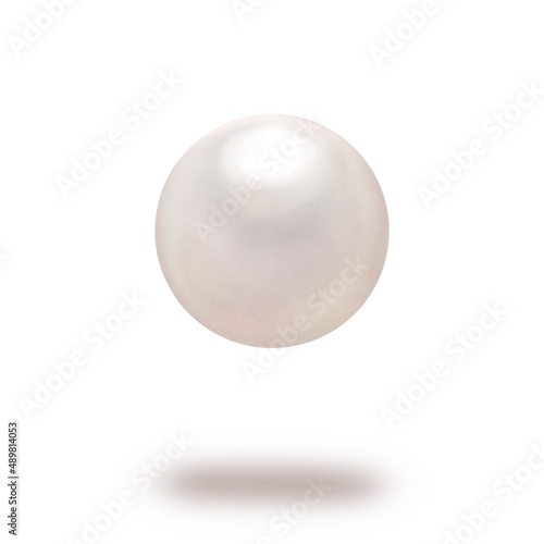 白背景の宙に浮いた真珠
