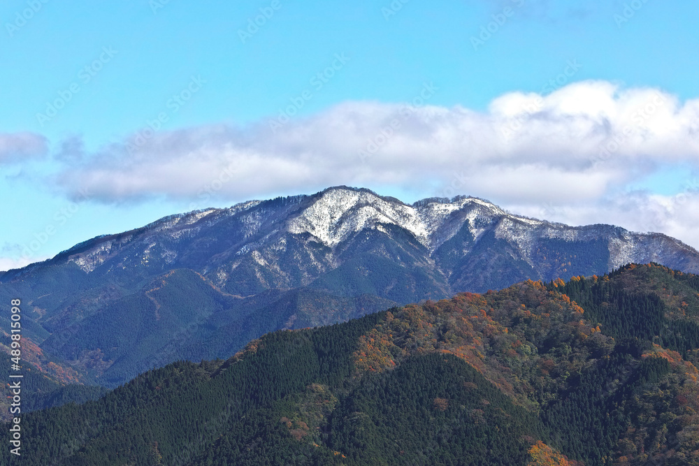 Fototapeta premium 秋の終わりと山頂に積もる雪