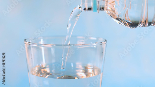 ペットボトルの水をグラスに注ぐ