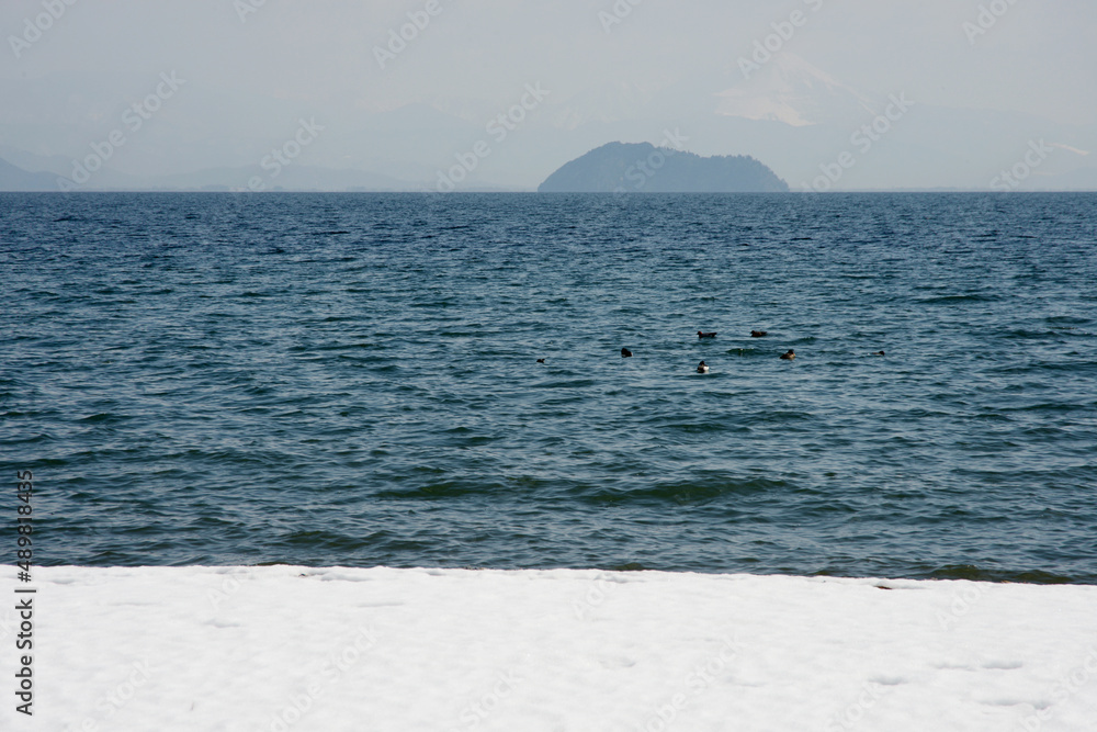 Obraz premium 冬の琵琶湖 竹生島遠望 滋賀県高島市今津町