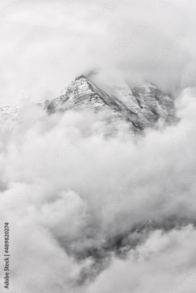 Schlechte Sicht bei wolkenverhangenem Himmel in den Schweizer Alpen