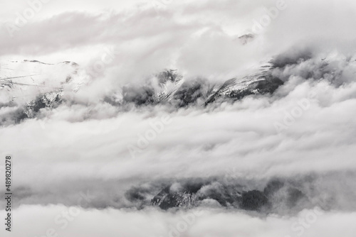 Schlechte Sicht bei wolkenverhangenem Himmel in den Schweizer Alpen