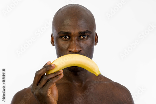 Afrikanischer Mann mit ernstem Bananenmund 