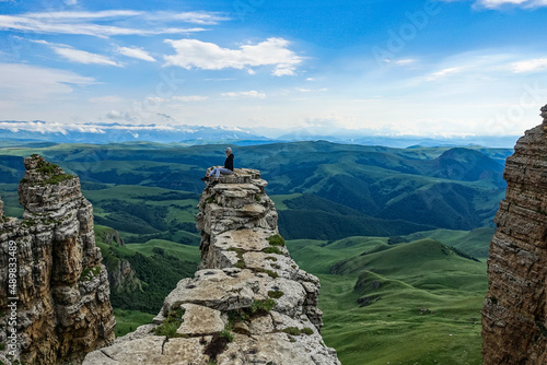 A girl on the background of the mountains and the Bermamyt plateau in Russia. June 2021 © Виктория Балобанова