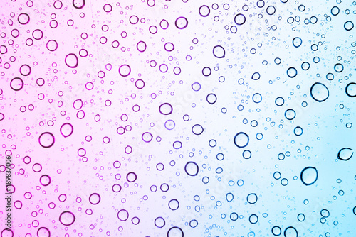 青とピンクの幻想的なグラデーションと、ガラスについた水滴
