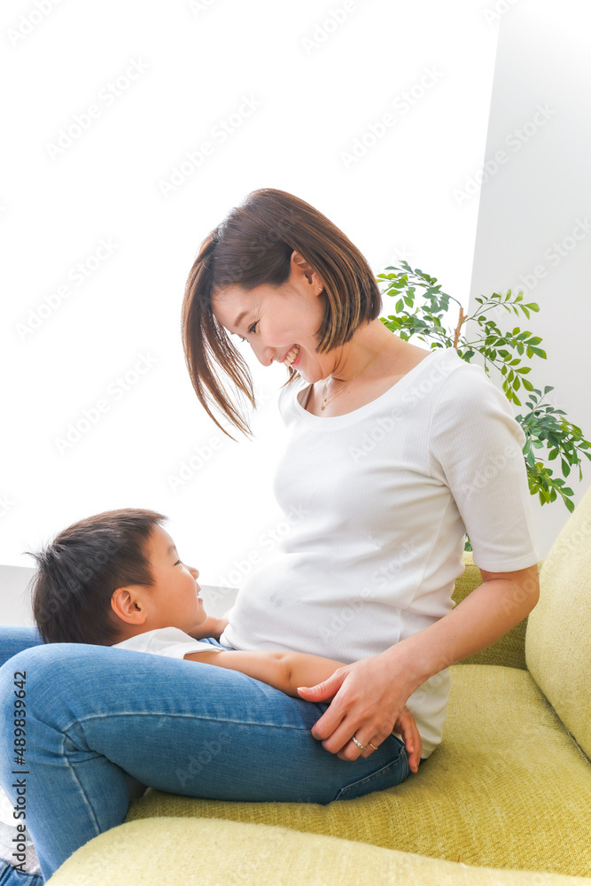 自宅で遊ぶ子どもとお母さん 自宅で遊ぶ子どもとお母さん