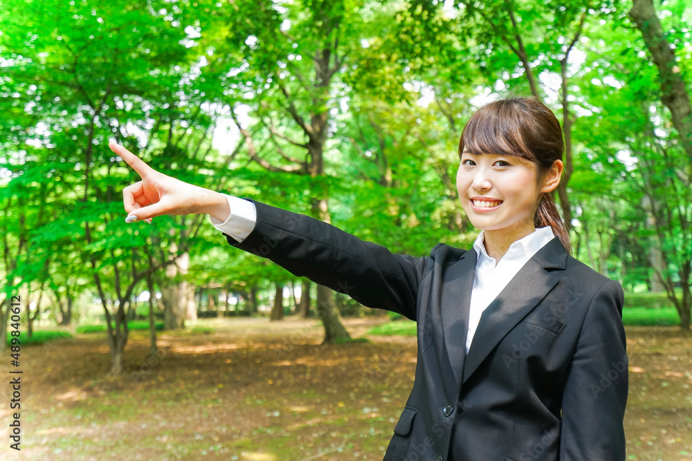 上を指さすビジネスウーマン 上を指さすビジネスウーマン