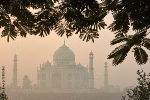 Obraz na płótnie Taj Mahal mausoleum in the orange aura of sunrise w salonie