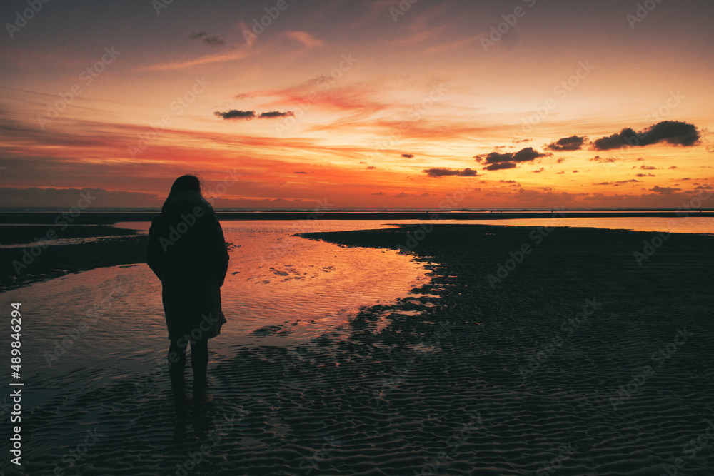 paysage mer coucher de soleil personnage