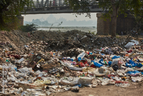 Obraz na płótnie Garbage near the bridge in Agra near the Taj Mahal w salonie