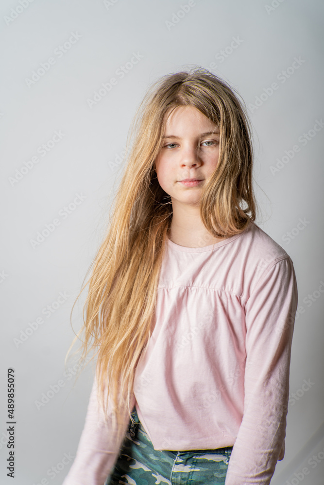Liebenswertes Porträt eines schönen, hübschen, jungen Mädchens. Im rosa Shirt fühlt sich die Heranwachsende wohl und geborgen. Unbeschwert spielt, tanzt, bewegt das Kind sich und macht Akrobatik. Liebenswertes Porträt eines schönen, hübschen, jungen Mädchens. Im rosa Shirt fühlt sich die Heranwachsende wohl und geborgen. Unbeschwert spielt, tanzt, bewegt das Kind sich und macht Akrobatik.