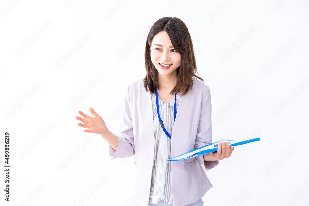 プレゼンテーションをする若いビジネスウーマン