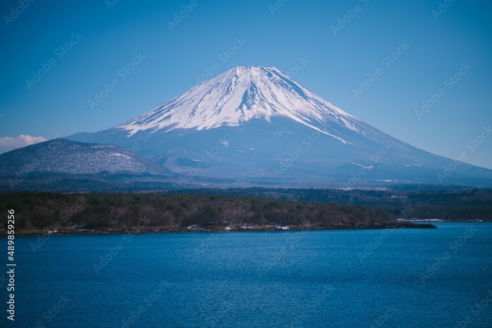精進湖から眺める日本一の山富士山