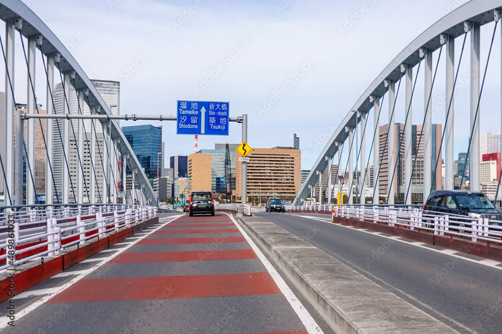 環状第2号線の築地大橋から築地や汐留のビル群（東京都中央区）