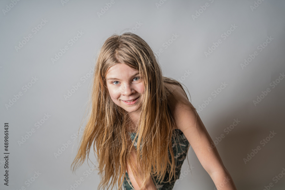 Das junge Mädchen tanzt gern. Ihre langen, blonden Haare schweben durch die Luft. Fröhliche Lebenslust mit Temperament: Bewegung, toben, lieb, frech, ernst und Ausgelassenheit strahlt ihr Gesicht aus. Das junge Mädchen tanzt gern. Ihre langen, blonden Haare schweben durch die Luft. Fröhliche Lebenslust mit Temperament: Bewegung, toben, lieb, frech, ernst und Ausgelassenheit strahlt ihr Gesicht aus.