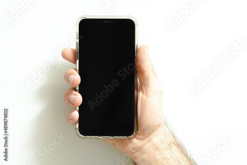 mano con telefono cellulare. invio email sms telefonate