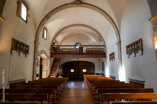 Interior e coro da Igreja de Nossa Senhora de Guadalupe em Hondarribia em Espanha photo