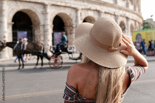 Photography Young girl tourist visiting the Colosseum in Rome