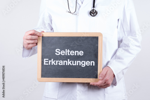 Wallpaper Mural Arzt mit einer Tafel auf der Seltene Erkrankungen steht Torontodigital.ca