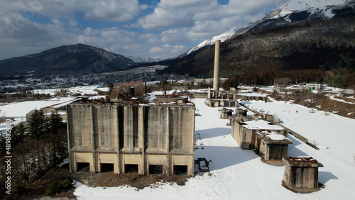 廃墟探訪　雪景色の廃工場をドローンで空撮　  © kazuaki