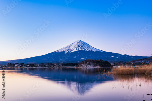 河口湖から眺める朝焼けの富士山 冬景